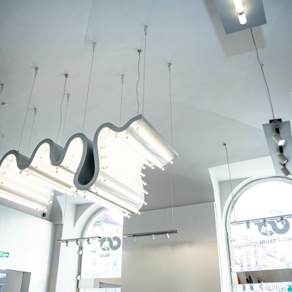 Nachhaltigkeit im Fokus - AlphaTauri Store Graz profitiert von umweltfreundlichen Elektroinstallationen der Elektriker.