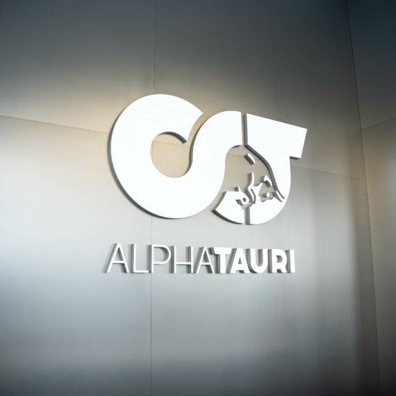 Präzise Arbeit und Fachwissen - Elektriker schaffen eine erstklassige Elektroausstattung im AlphaTauri Store Graz.