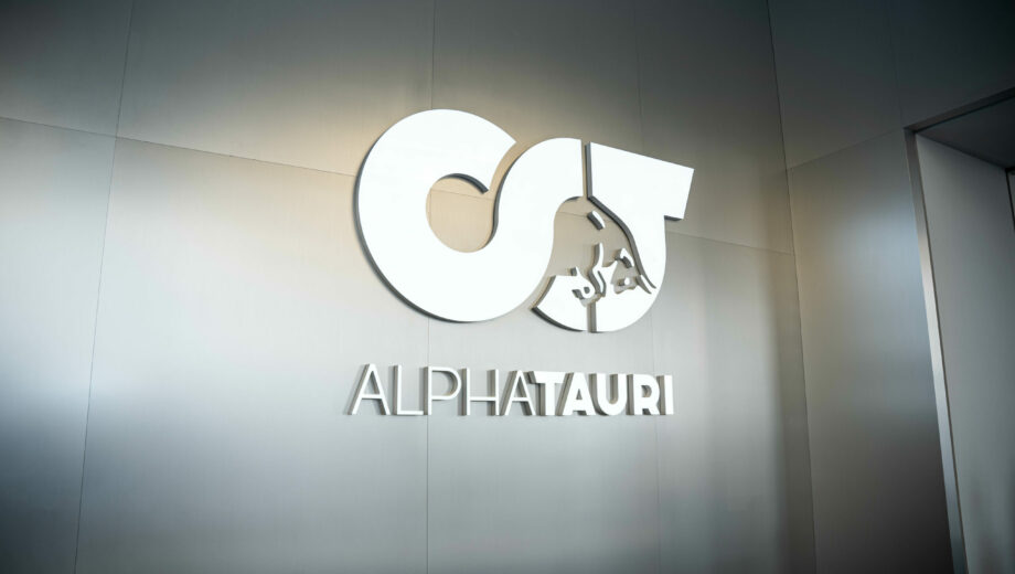 Präzise Arbeit und Fachwissen - Elektriker schaffen eine erstklassige Elektroausstattung im AlphaTauri Store Graz.