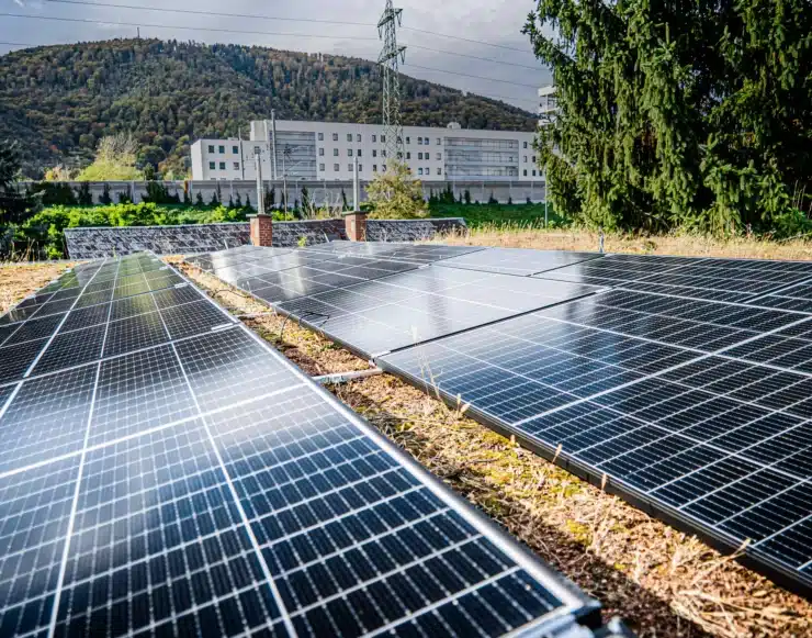 Kompetenter PV-Techniker installiert Solarenergieanlage für Privathaushalt